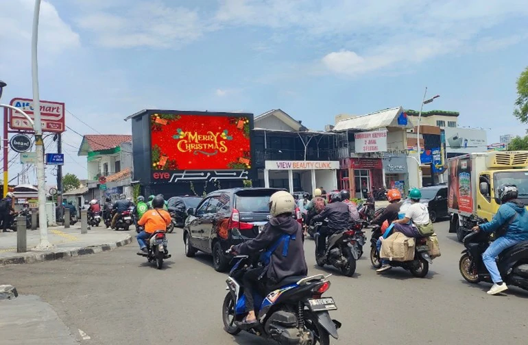 Kampanye Iklan OOH Edisi Hari Natal (LED Kemang Raya Jakarta